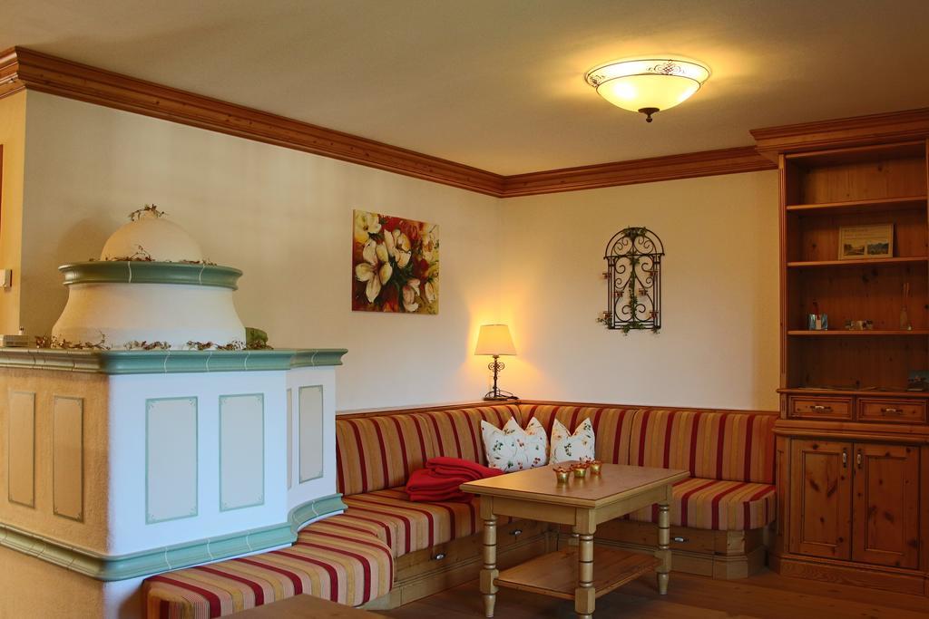 Ferienwohnung Schossleitner - Der Wohlfuehl-Ansitz Am Wolfgangsee Mit Weitblick Sankt Gilgen Ruang foto