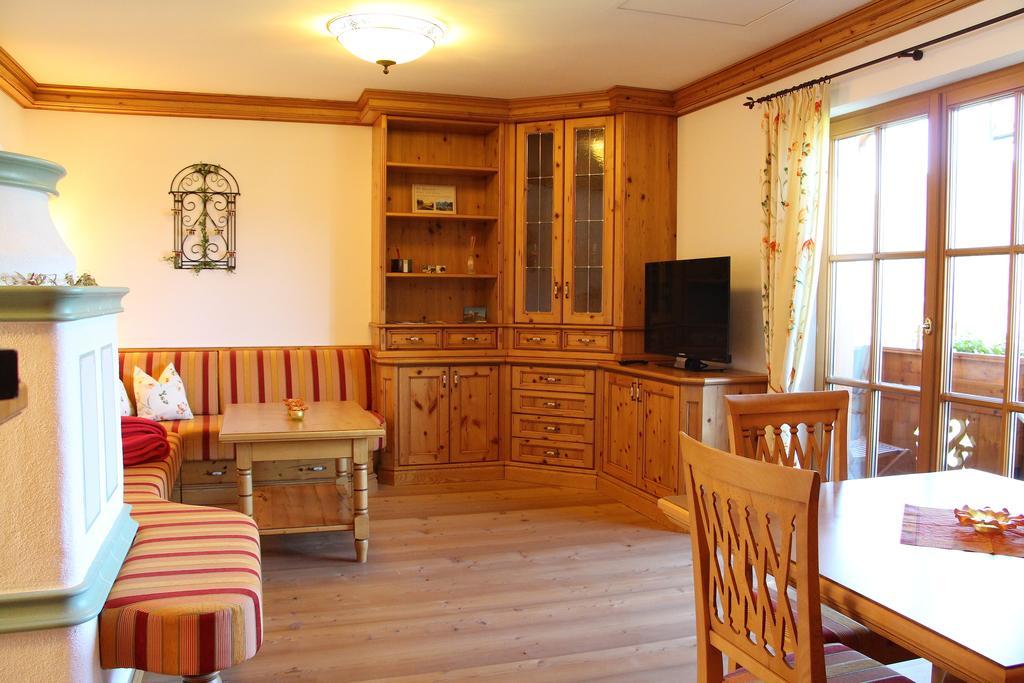 Ferienwohnung Schossleitner - Der Wohlfuehl-Ansitz Am Wolfgangsee Mit Weitblick Sankt Gilgen Ruang foto